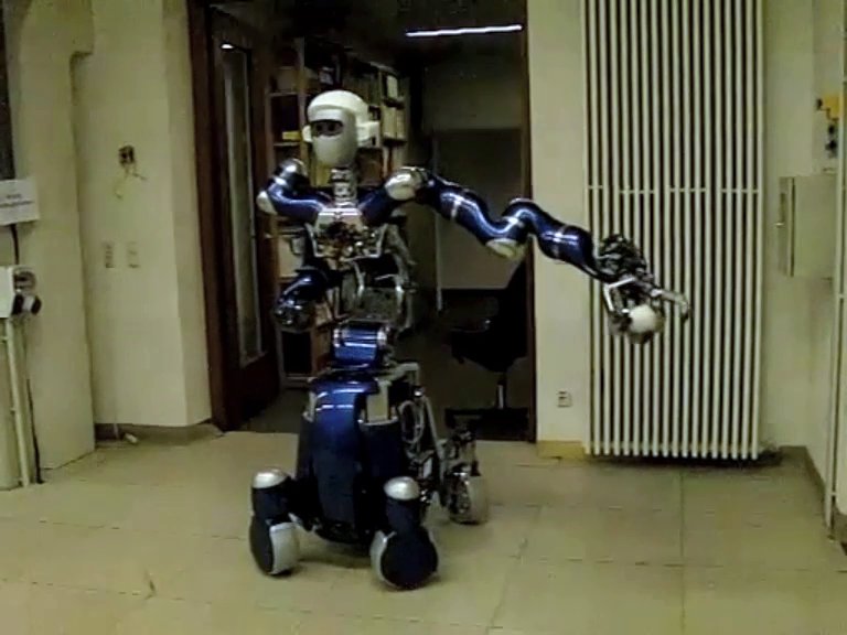 Agile Justin: A Humanoid Robot from DLR can throw a baseball