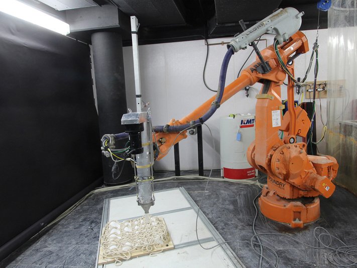 Rapid Prototyping Robot builds clay facades