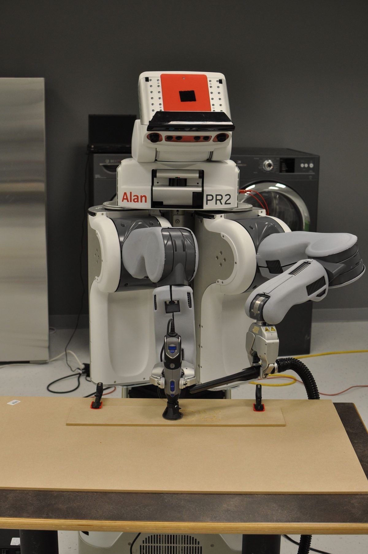 Bosch PR2 using a Dremel: Mobile Manipulators can be used for rapid prototyping